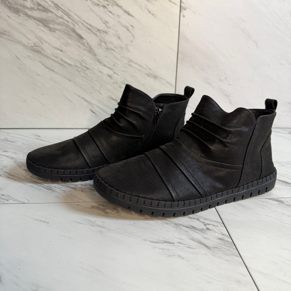 3/$60 LIKE NEW Easy Street Comfort Wave Black Zip Casual Sneaker Bootie SZ 10